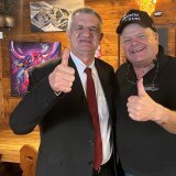Le Français Jean Lassalle et l'ambassadeur de la raclette Eddy Baillifard ce mercredi 11 décembre à Bruson pour, entre autres, échanger sur les liens entre les populations de montagne